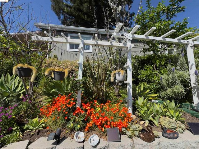 7907 Michigan Ave, Oakland, CA 94605