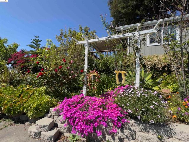 7907 Michigan Ave, Oakland, CA 94605
