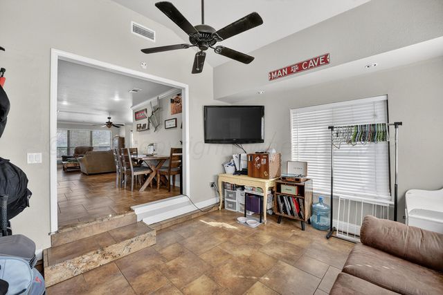 104 S Vine Street, Claude, TX 79019