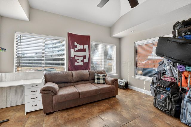 104 S Vine Street, Claude, TX 79019