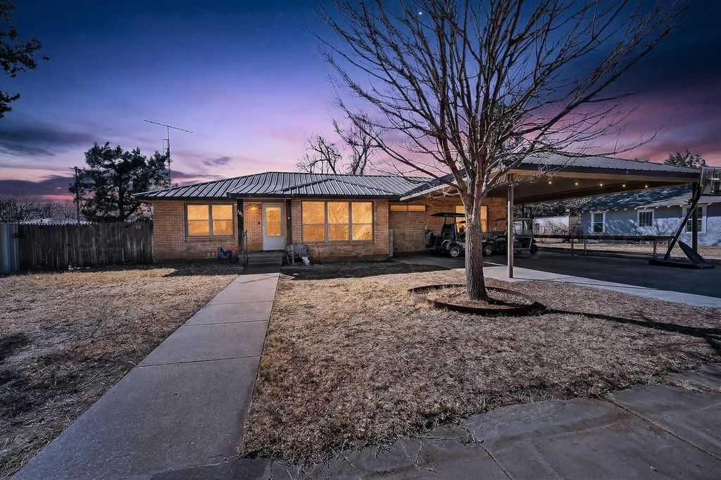 104 S Vine Street, Claude, TX 79019