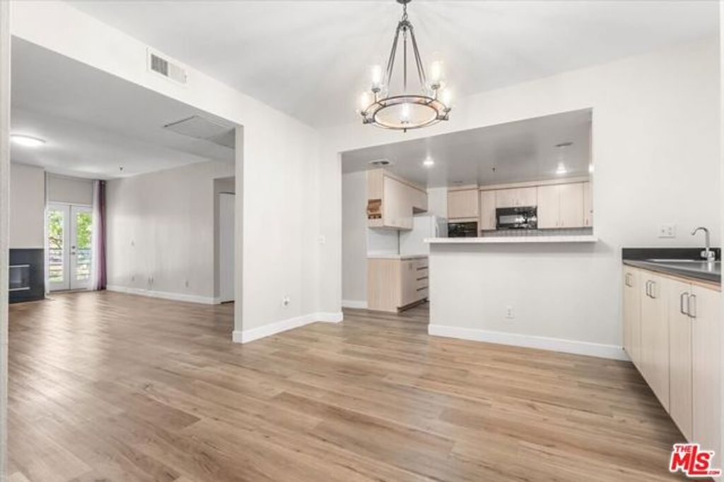 5350 White Oak Avenue 209, Los Angeles, CA 91316