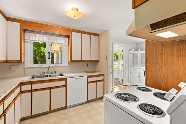 15 Pleasant St, Burlington, MA 01803