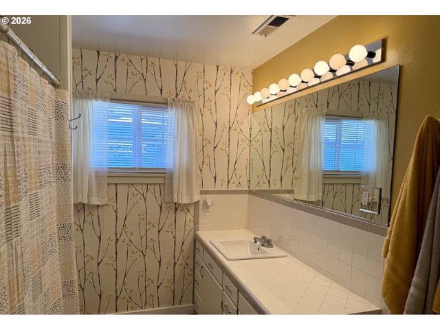 215 Ne BROADWAY St, Myrtle Creek, OR 97457