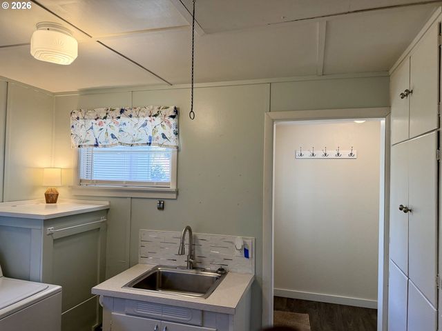 215 Ne BROADWAY St, Myrtle Creek, OR 97457