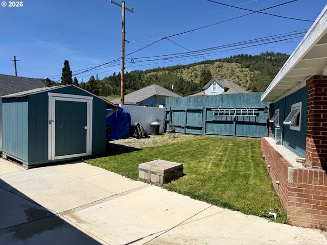 215 Ne BROADWAY St, Myrtle Creek, OR 97457