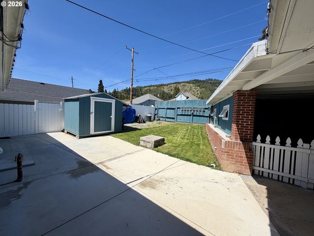 215 Ne BROADWAY St, Myrtle Creek, OR 97457