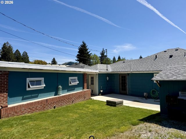215 Ne BROADWAY St, Myrtle Creek, OR 97457