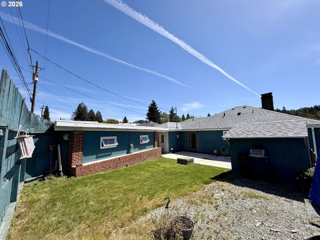 215 Ne BROADWAY St, Myrtle Creek, OR 97457