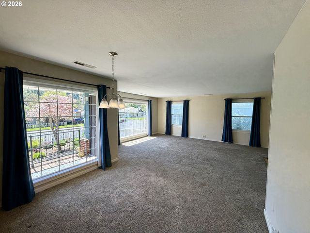 215 Ne BROADWAY St, Myrtle Creek, OR 97457