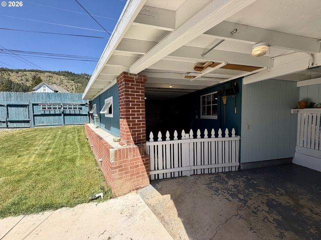 215 Ne BROADWAY St, Myrtle Creek, OR 97457