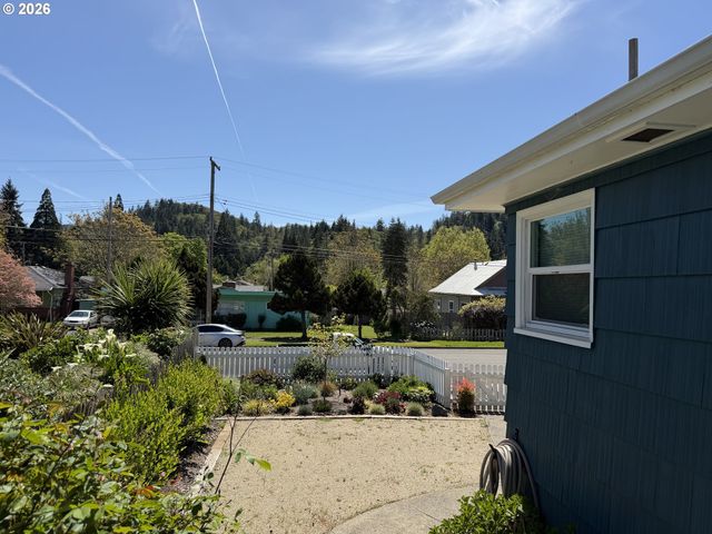 215 Ne BROADWAY St, Myrtle Creek, OR 97457