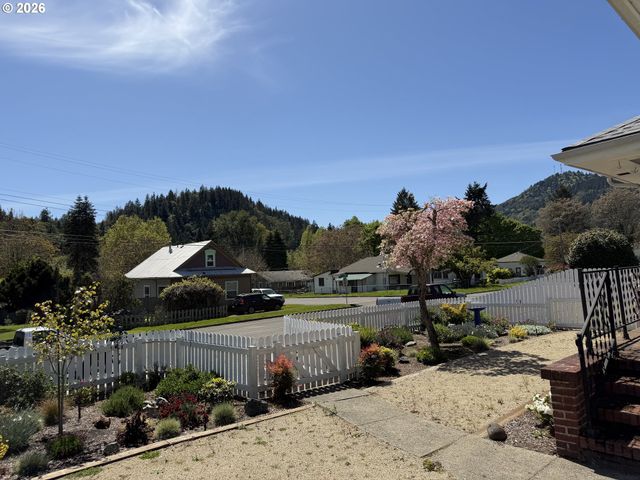 215 Ne BROADWAY St, Myrtle Creek, OR 97457
