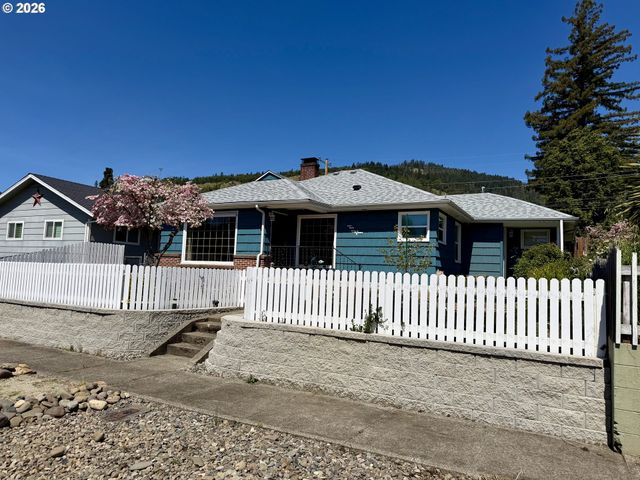 215 Ne BROADWAY St, Myrtle Creek, OR 97457