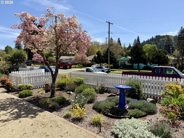215 Ne BROADWAY St, Myrtle Creek, OR 97457