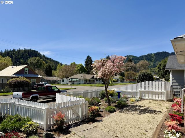 215 Ne BROADWAY St, Myrtle Creek, OR 97457