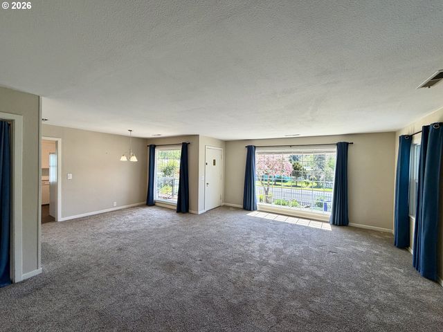 215 Ne BROADWAY St, Myrtle Creek, OR 97457