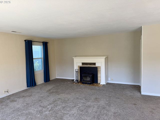 215 Ne BROADWAY St, Myrtle Creek, OR 97457