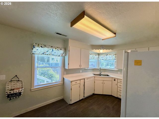 215 Ne BROADWAY St, Myrtle Creek, OR 97457