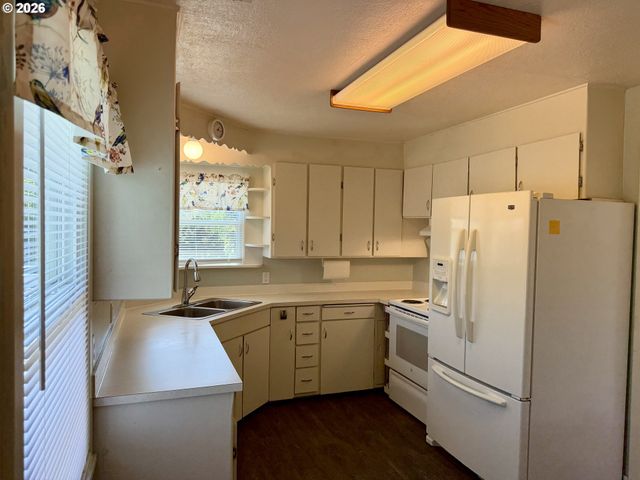 215 Ne BROADWAY St, Myrtle Creek, OR 97457
