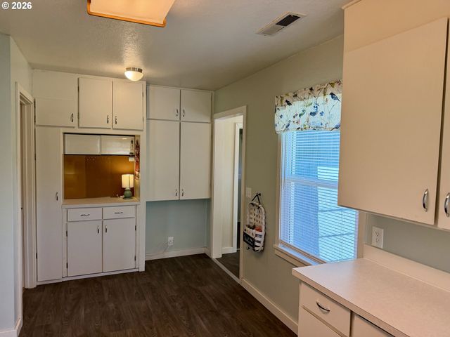 215 Ne BROADWAY St, Myrtle Creek, OR 97457