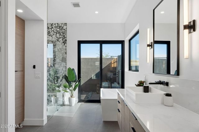 1831 E PALMAIRE Avenue, Phoenix, AZ 85020