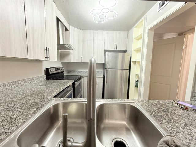 980 S Weatherred Drive A, Richardson, TX 75080