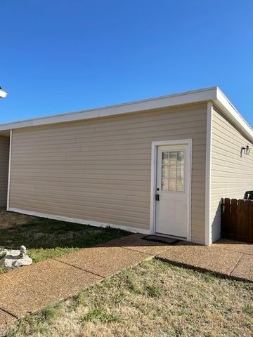 280 Lake Chateau Dr, Hermitage, TN 37076