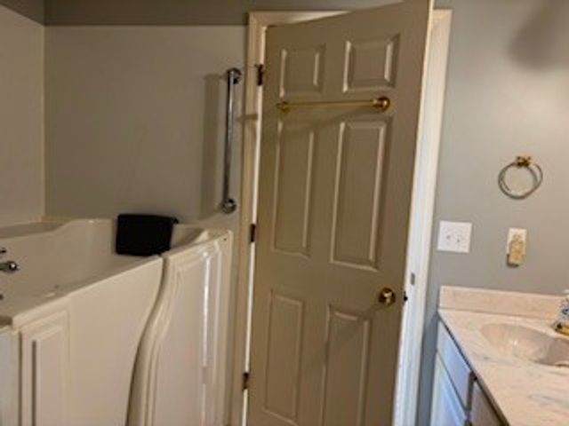 280 Lake Chateau Dr, Hermitage, TN 37076