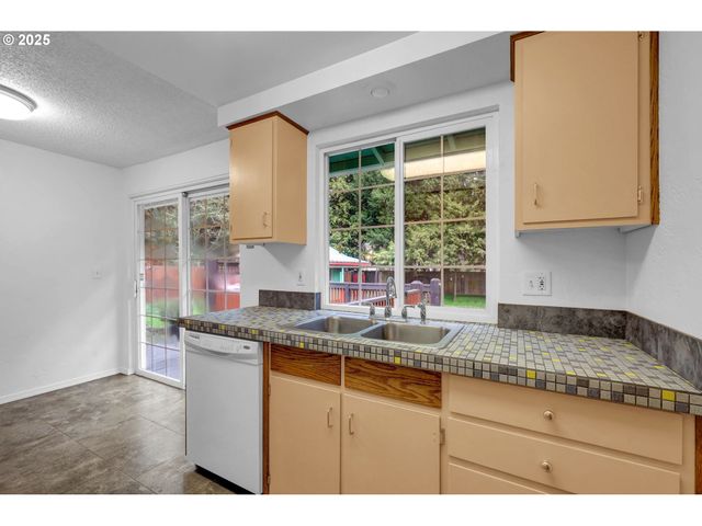 3929 BURLWOOD St, Eugene, OR 97404