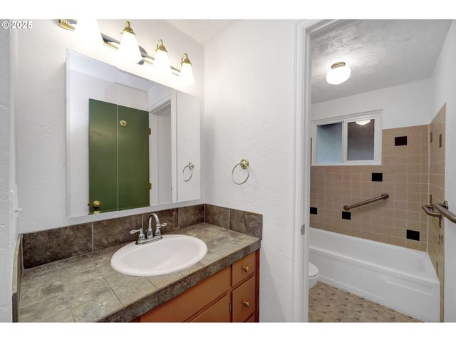 3929 BURLWOOD St, Eugene, OR 97404