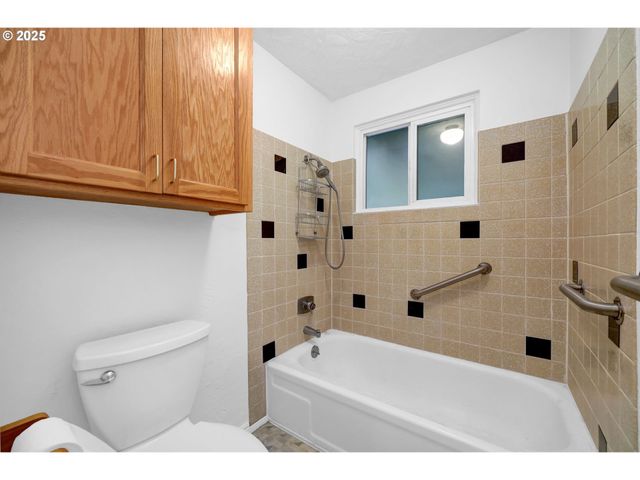 3929 BURLWOOD St, Eugene, OR 97404