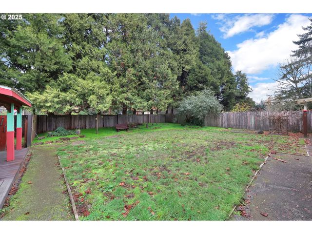 3929 BURLWOOD St, Eugene, OR 97404