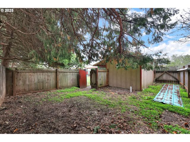 3929 BURLWOOD St, Eugene, OR 97404