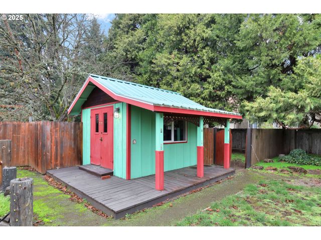 3929 BURLWOOD St, Eugene, OR 97404