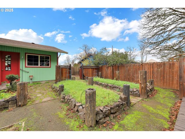 3929 BURLWOOD St, Eugene, OR 97404