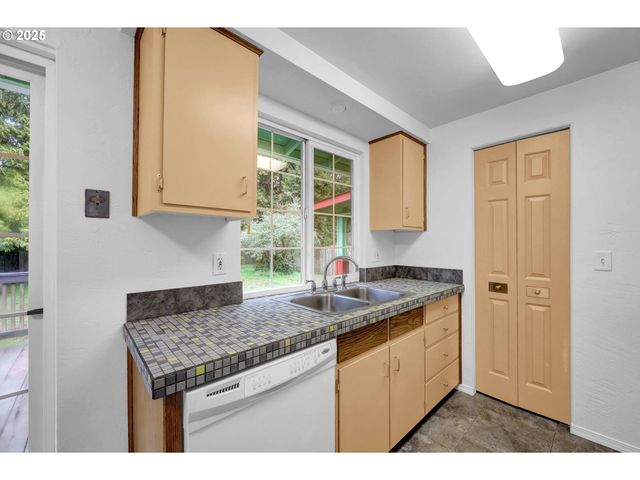 3929 BURLWOOD St, Eugene, OR 97404