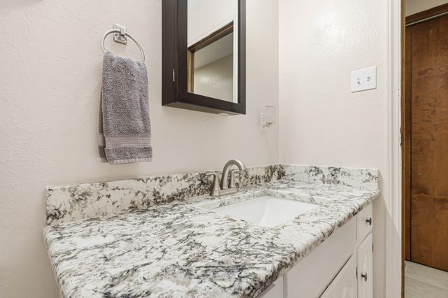 50 Clinger Lane, Los Lunas, NM 87031