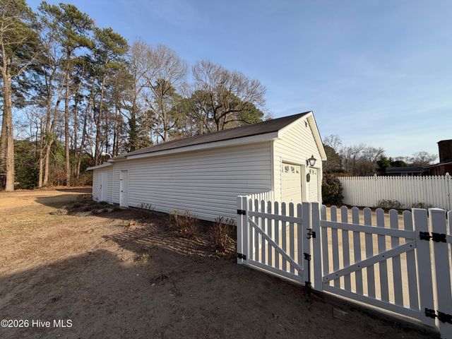 1801 Crestview Street, Kinston, NC 28504