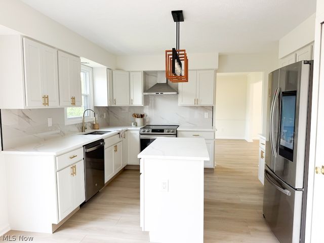 73 Lakecrest Boulevard, Hinckley, OH 44233
