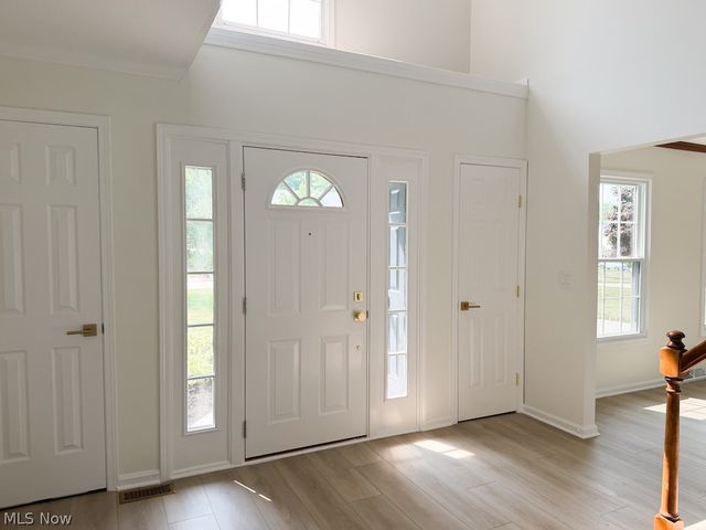 73 Lakecrest Boulevard, Hinckley, OH 44233