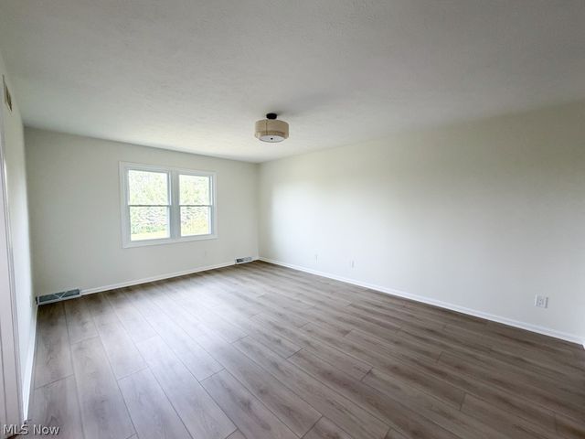 73 Lakecrest Boulevard, Hinckley, OH 44233