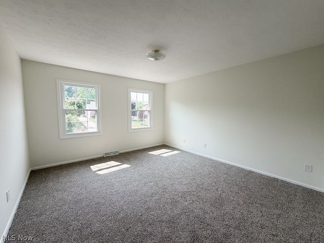 73 Lakecrest Boulevard, Hinckley, OH 44233