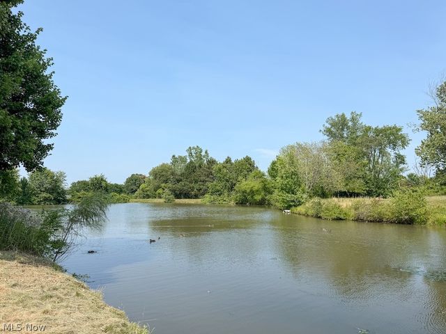 73 Lakecrest Boulevard, Hinckley, OH 44233