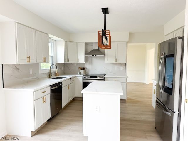 73 Lakecrest Boulevard, Hinckley, OH 44233