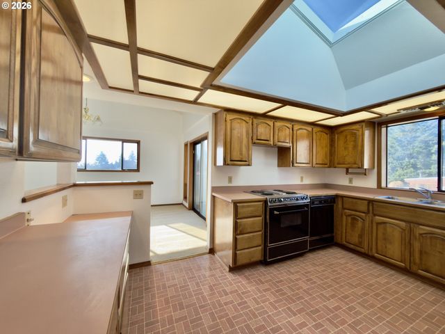 825 BROOKHAVEN Dr B, Brookings, OR 97415
