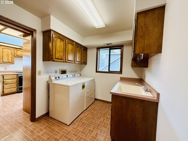 825 BROOKHAVEN Dr B, Brookings, OR 97415