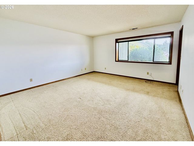 825 BROOKHAVEN Dr B, Brookings, OR 97415