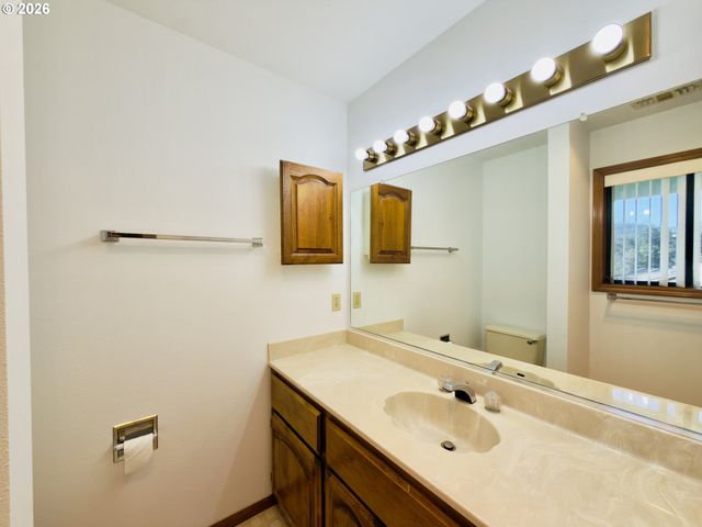 825 BROOKHAVEN Dr B, Brookings, OR 97415