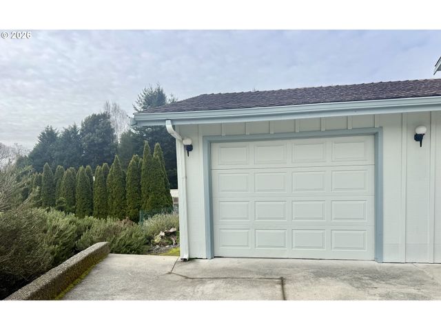 825 BROOKHAVEN Dr B, Brookings, OR 97415